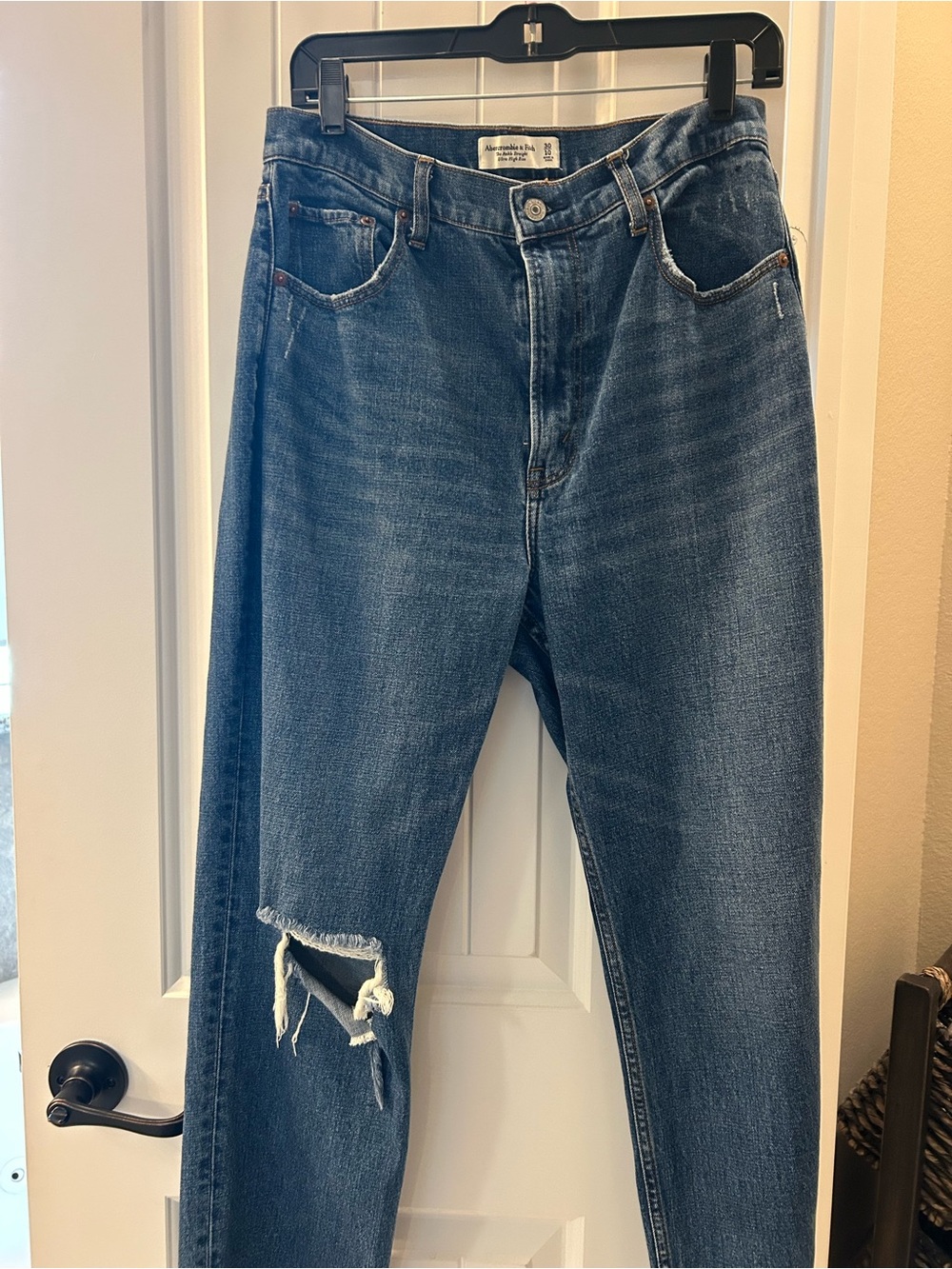 Abercrombie & Fitch Men's Blue Straight-Leg Jeans with Knee Rip